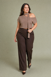 Top marron rayé épaule dénudée | Porté sur une silhouette plus ronde | Lounelle Paris