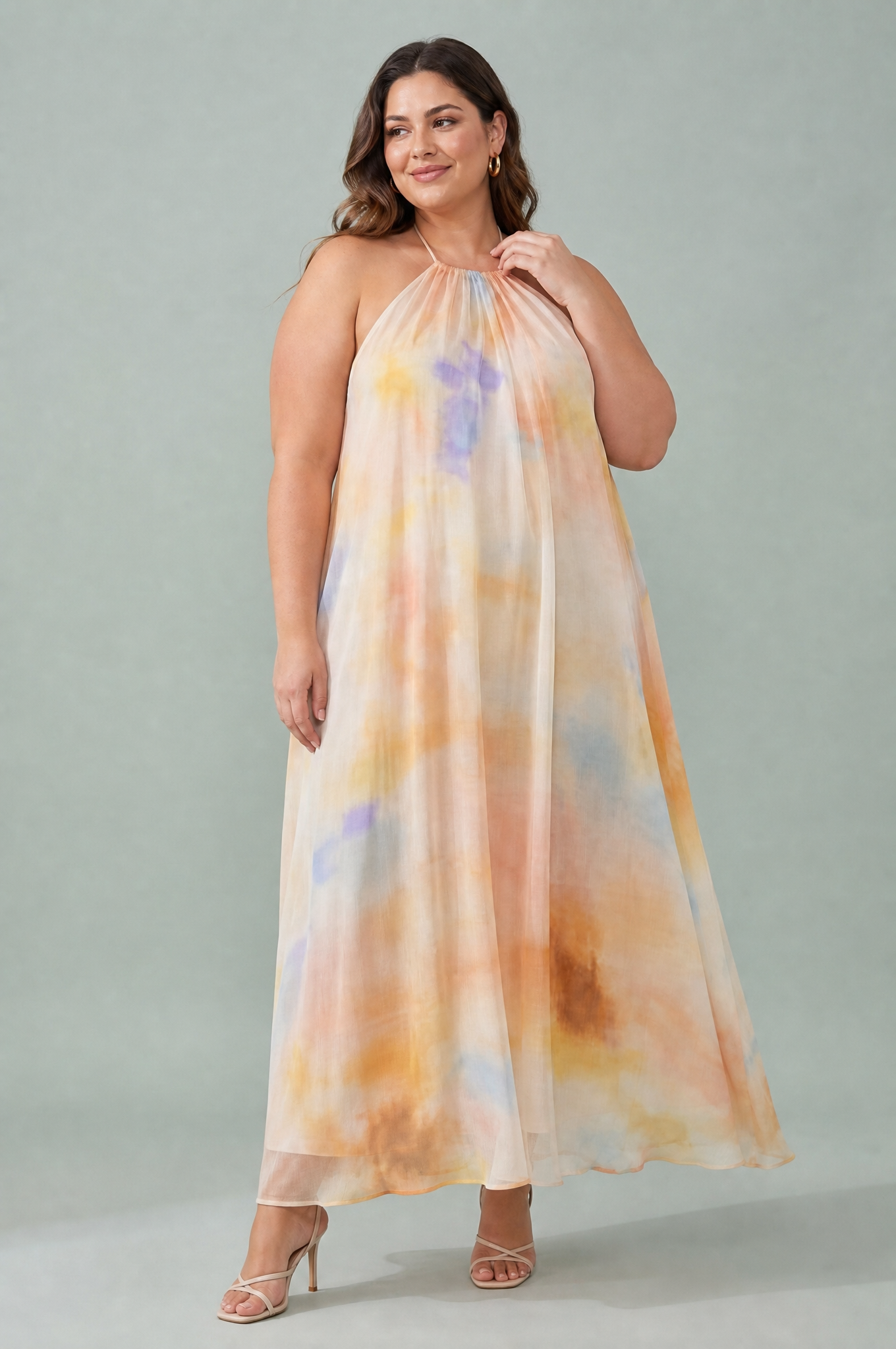 Robe écru col licou dos nu | Porté sur une silhouette plus ronde | Lounelle Paris
