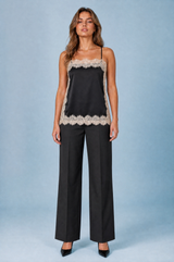 Satinerad camisole med spetsdetaljer