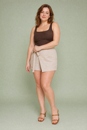 Short jupe abricot asymétrique taille haute | Porté sur une autre silhouette | Lounelle Paris