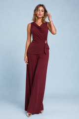Bordeaux ensemble med asymmetrisk draperad krage