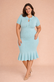Robe en maille côtelée col volanté | Porté sur une silhouette plus ronde | Lounelle Paris