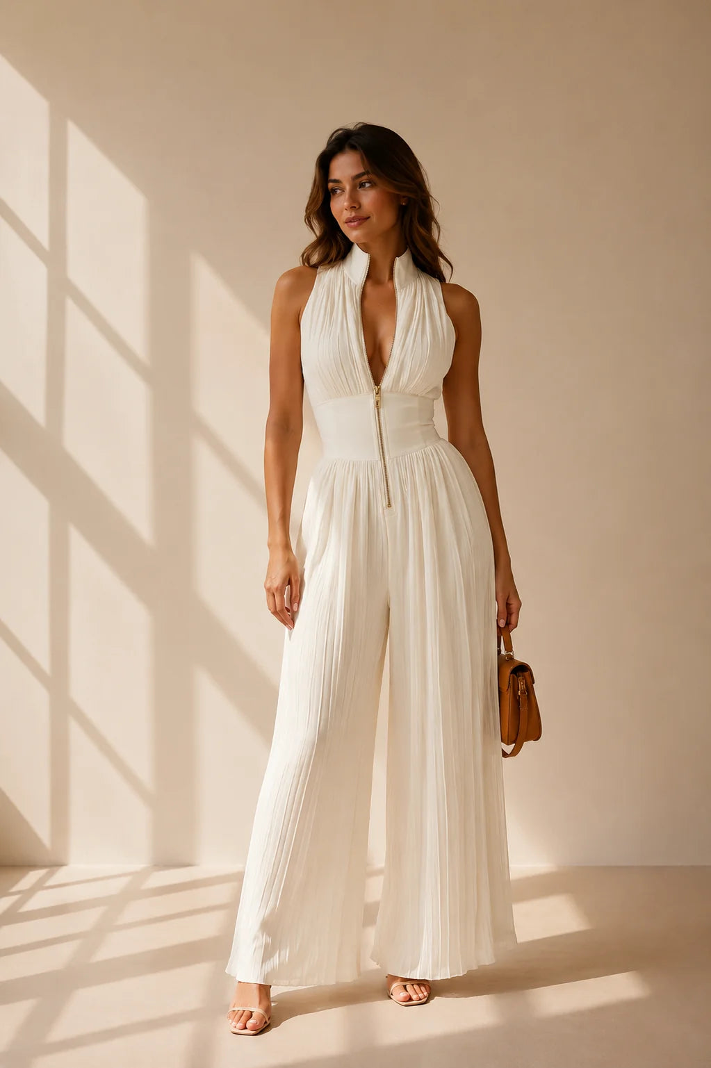Vit plisserad jumpsuit med ståkrage
