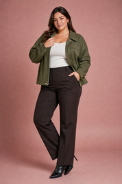 Veste ample vert armée col chemise | Porté sur une silhouette plus ronde | Lounelle Paris