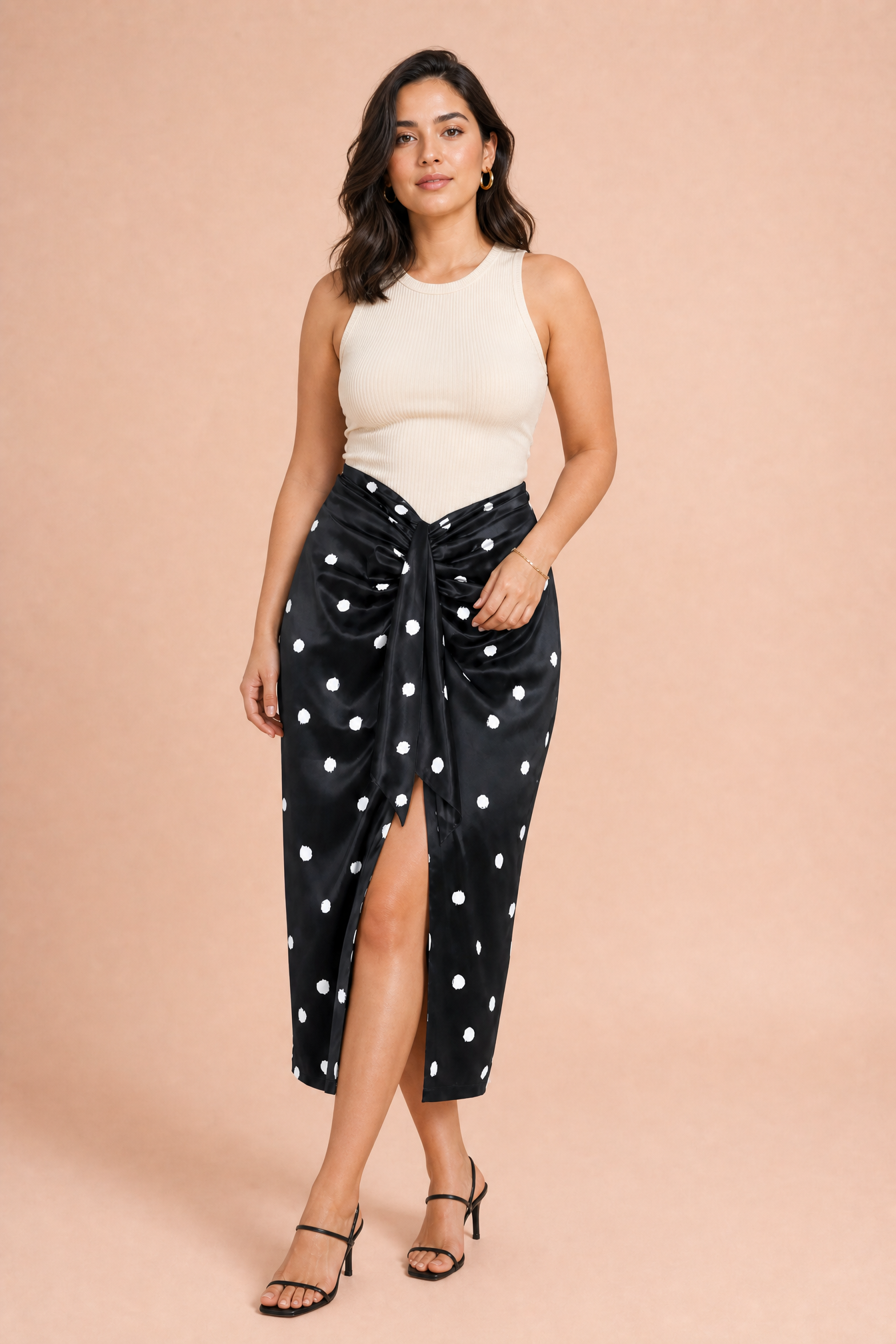 Jupe noire à pois fendue | Porté sur une autre silhouette | Lounelle Paris
