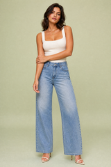 Högmidjade ljusblå vida jeans