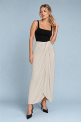 Draperad beige omlottkjol