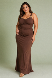 Robe longue marron à fronces | Porté sur une silhouette plus ronde | Lounelle Paris