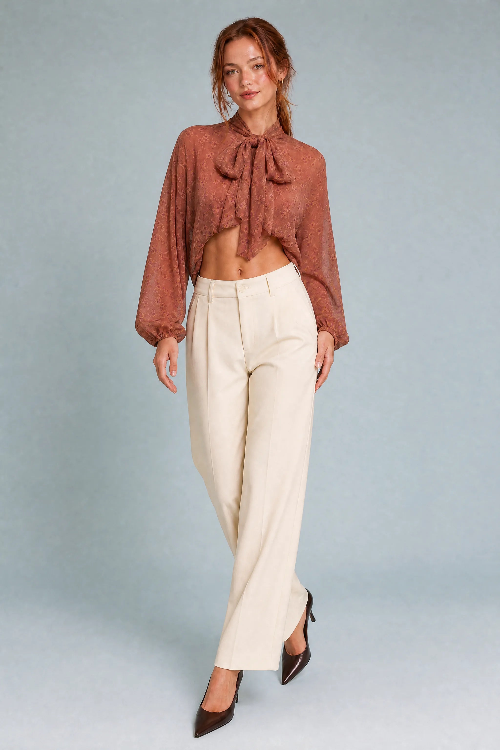 Blouse marron fleurie col lavallière | Vue en mouvement | Lounelle Paris