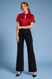 Blouse satinée col montant manches courtes | Variante Rouge | Lounelle Paris