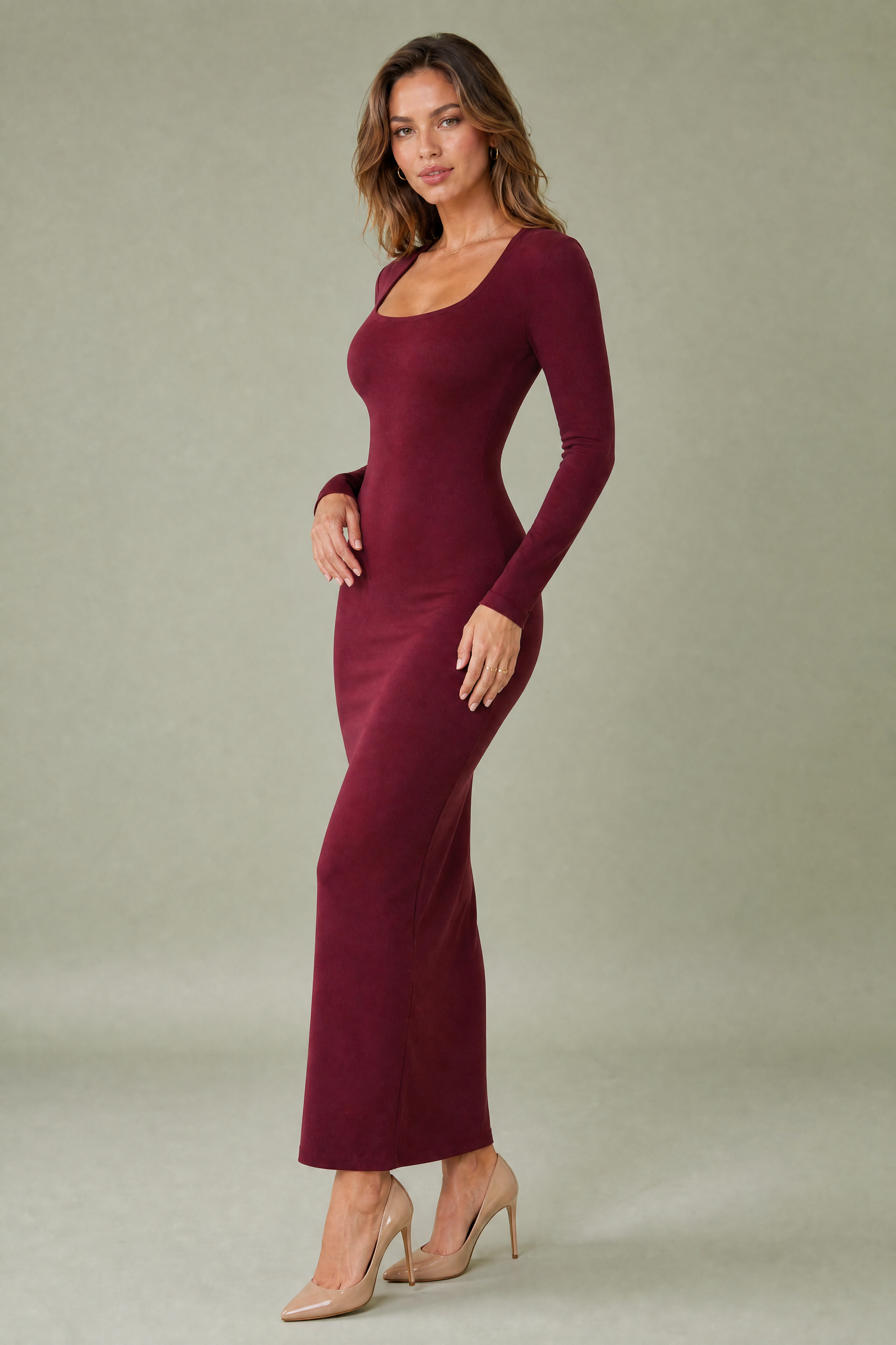 Robe longue bordeaux moulante col carré | Vue de profil | Lounelle Paris