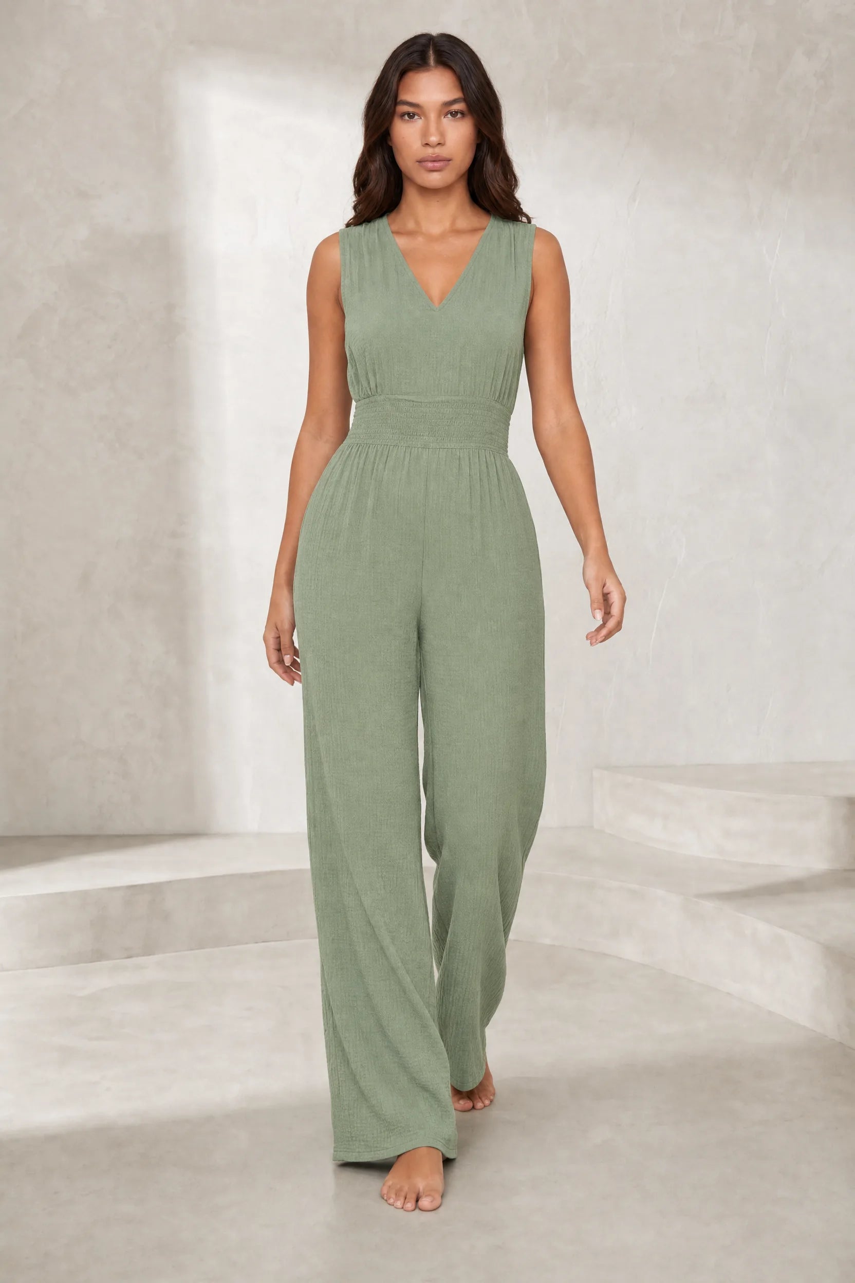Combinaison verte col V taille smockée | Lounelle Paris