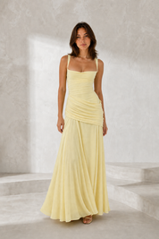 Robe longue dos nu drapée porté en look décontracté