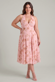 Robe rose fleurie dos nu | Porté sur une silhouette plus ronde | Lounelle Paris
