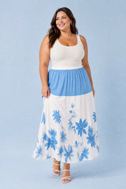 Jupe longue bleue fluide imprimée | Porté sur une silhouette plus ronde | Lounelle Paris
