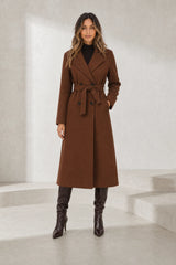 Manteau long marron ceinturé