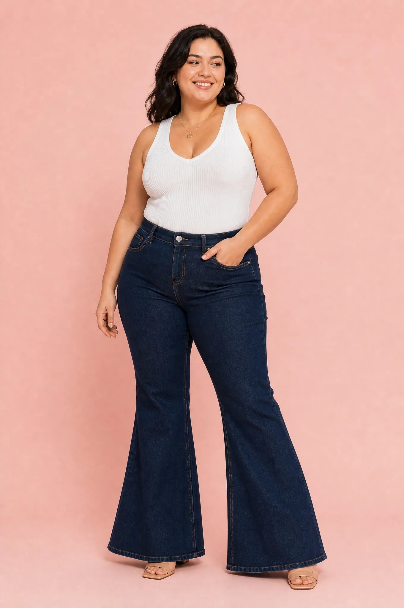 Pantalon bleu foncé évasé taille mi-haute | Porté sur une silhouette plus ronde | Lounelle Paris