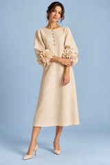 A-linjeformad beige midiklänning med puffärmar