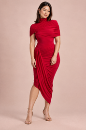 Robe midi asymétrique rouge à cape torsadée | Porté sur une silhouette plus ronde | Lounelle Paris