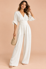 Vit jumpsuit med V-ringning och vida ben