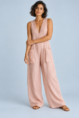 Rosa jumpsuit med V-ringning och vida ben