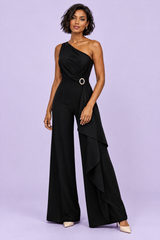 Svart jumpsuit med asymmetrisk halsringning och skärp