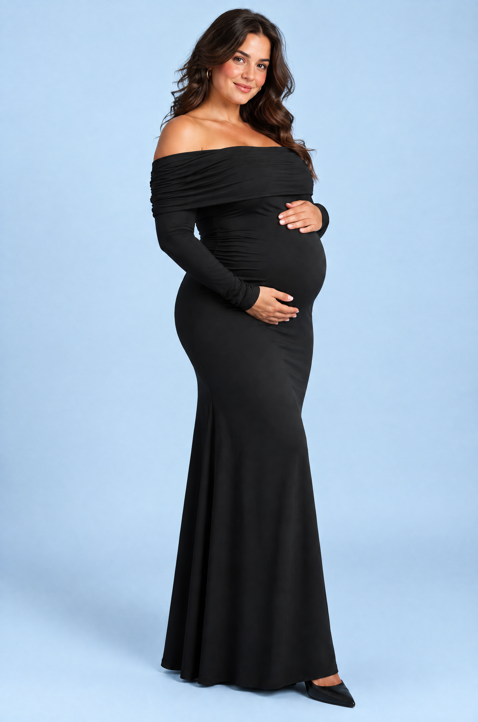 Robe longue de grossesse noire en résille froncée à col Bardot | Porté sur une silhouette plus ronde | Lounelle Paris