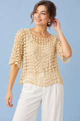 Beige topp med pärldekoration och broderi