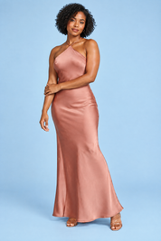 Robe longue rose doré torsadée à encolure américaine, effet cape | Porté sur une autre silhouette | Lounelle Paris