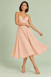 Robe midi beige à fines bretelles et jupe ample | Vue en mouvement | Lounelle Paris