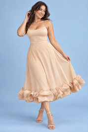 Robe midi beige évasée à bas volanté | Porté sur une autre silhouette | Lounelle Paris