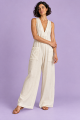 Offwhite jumpsuit med V-ringning och vida ben