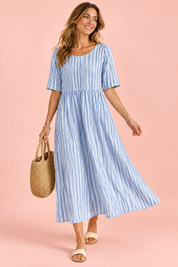 Robe midi trapèze à motif floral bleu clair | Vue en mouvement | Lounelle Paris