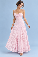 Rosa maxiklänning med draperad ringning och blommigt mönster