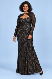 Robe longue noire en dentelle à décolleté cœur | Porté sur une silhouette plus ronde | Lounelle Paris