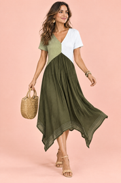 Robe midi verte asymétrique à col V | Vue en mouvement | Lounelle Paris