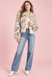 Veste courte oversize en fausse fourrure écrue à imprimé léopard | Vue de face | Lounelle Paris
