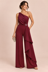 Vinröd jumpsuit med asymmetrisk halsringning och skärp