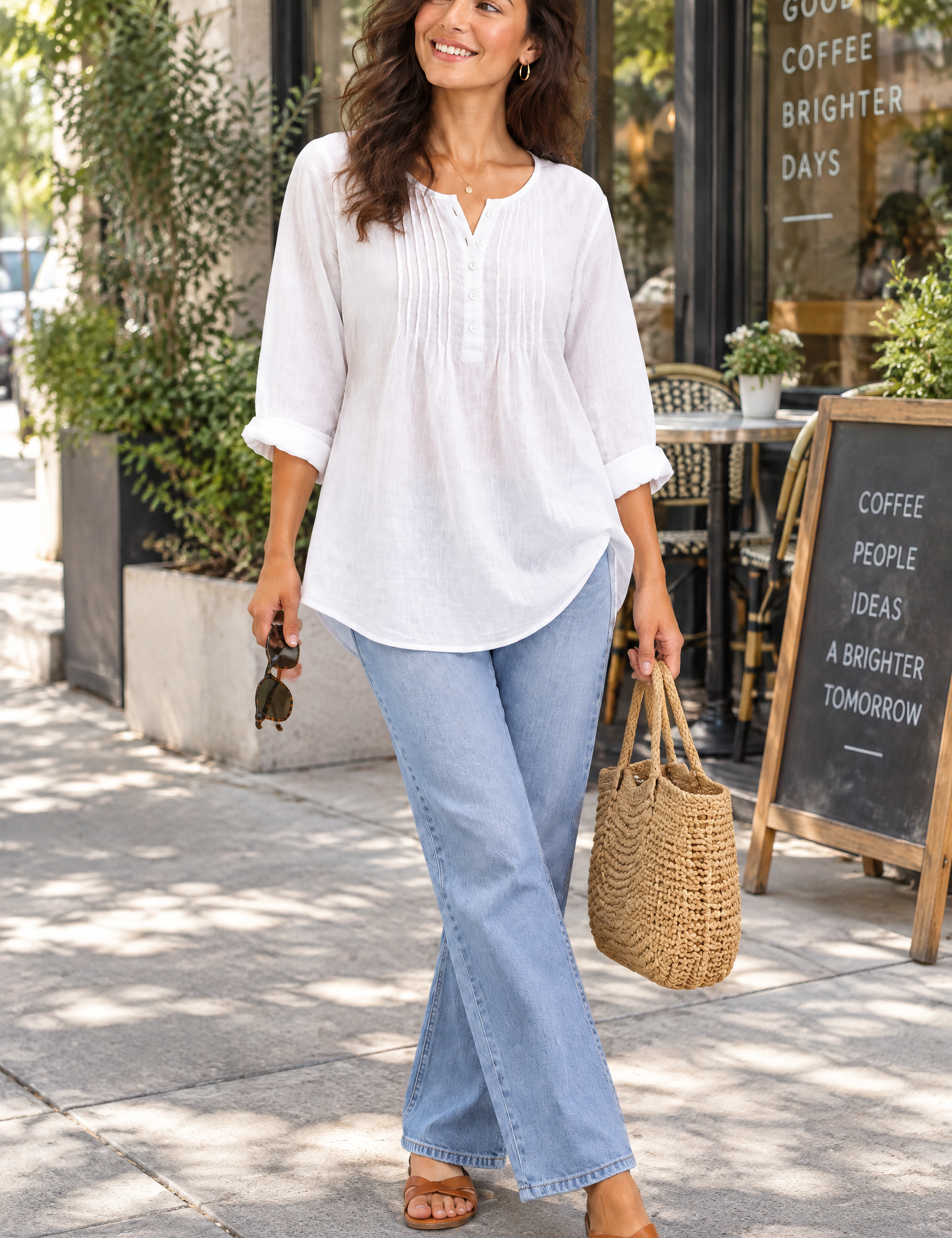 Blouse blanche en coton à col rond et patte de boutonnage plissée | Photo lifestyle | Lounelle Paris
