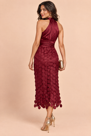 Robe midi bordeaux en satin à encolure américaine et jupe à panneaux | Vue de dos | Lounelle Paris