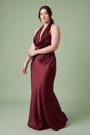 Robe longue sirène bordeaux dos nu à col bénitier | Porté sur une silhouette plus ronde | Lounelle Paris