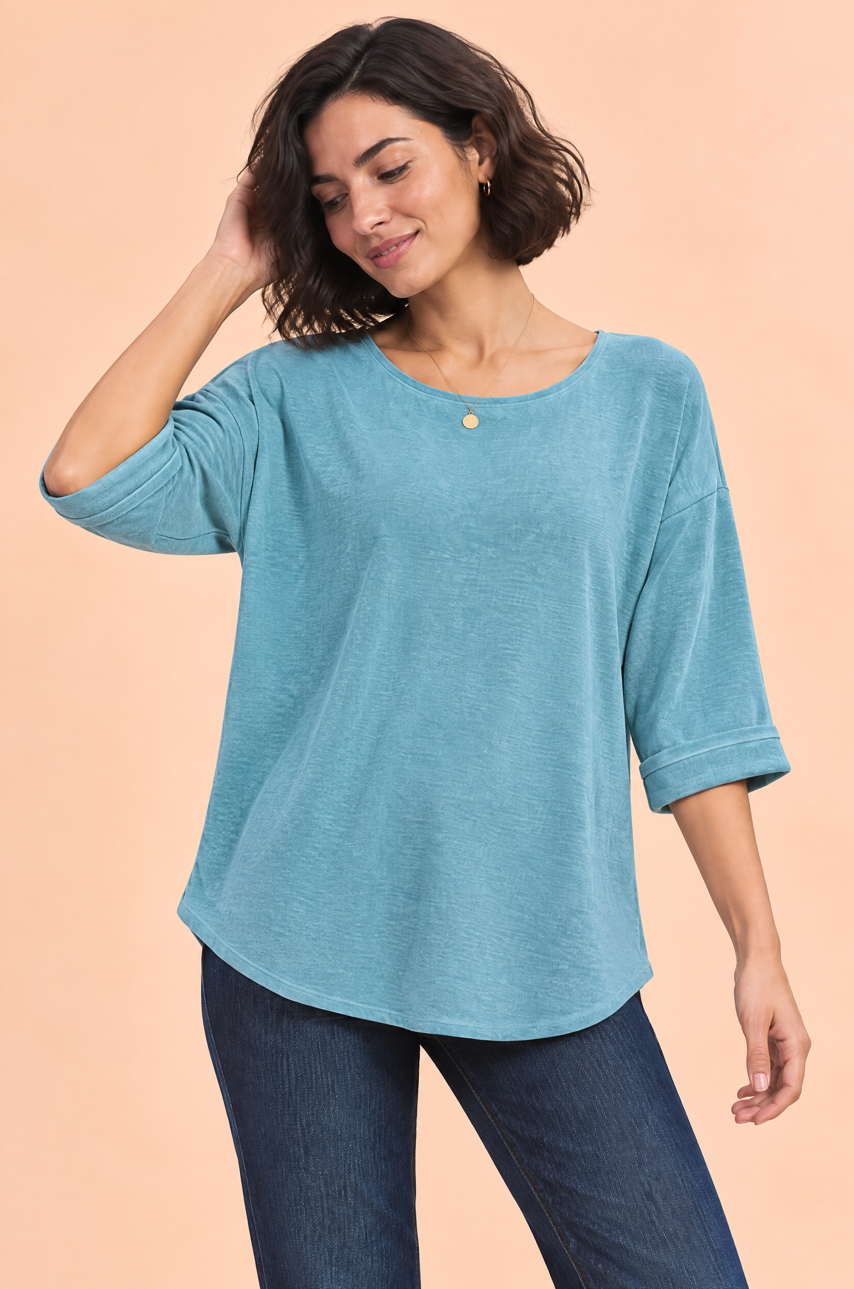 T-shirt bleu canard à manches trois-quarts, coupe décontractée | Vue rapprochée | Lounelle Paris