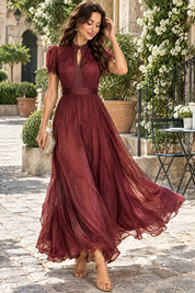 Robe longue plissée bordeaux | Photo lifestyle | Lounelle Paris