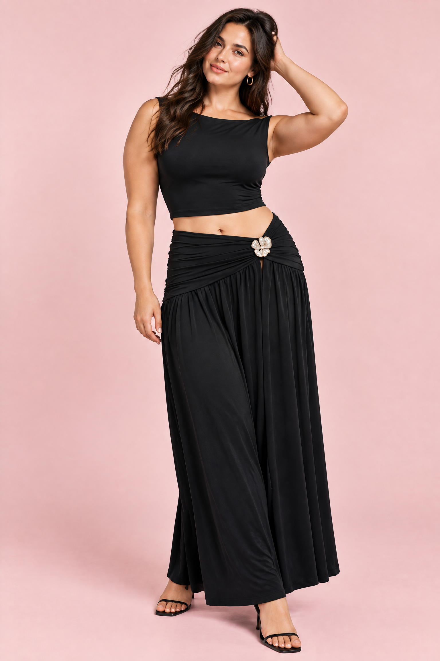 Ensemble noir deux pièces avec jupe froncée et découpe à la taille | Porté sur une autre silhouette | Lounelle Paris