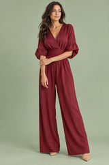Vinröd jumpsuit med V-ringning och vida ben