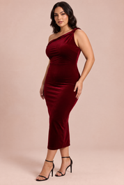 Robe longue en velours rouge foncé à épaule torsadée et coupe asymétrique | Porté sur une autre silhouette | Lounelle Paris
