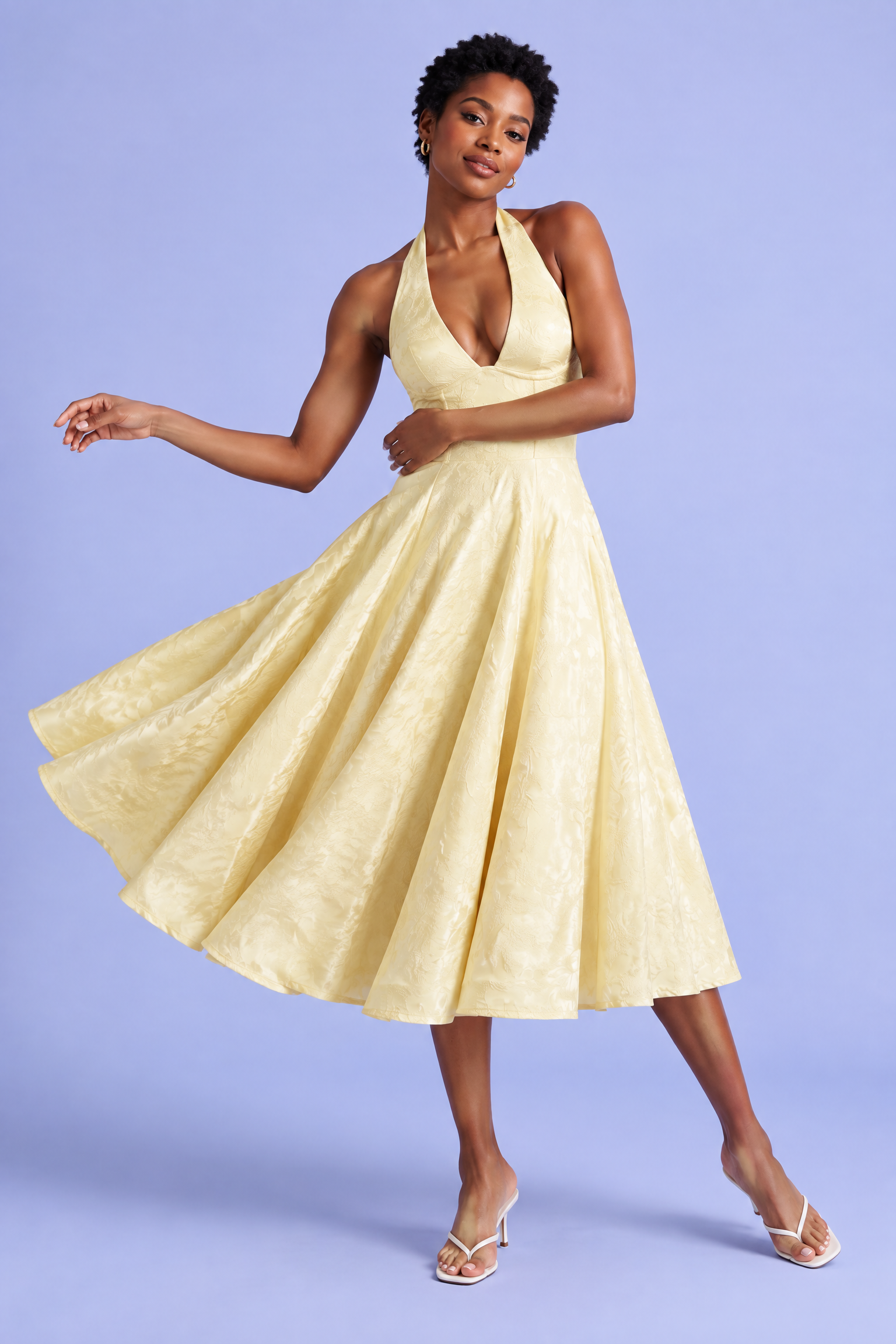 Robe midi jaune en dentelle à décolleté plongeant | Vue en mouvement | Lounelle Paris