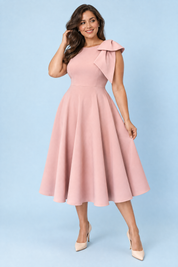 Robe midi rose à encolure asymétrique et manche à nœud | Porté sur une autre silhouette | Lounelle Paris