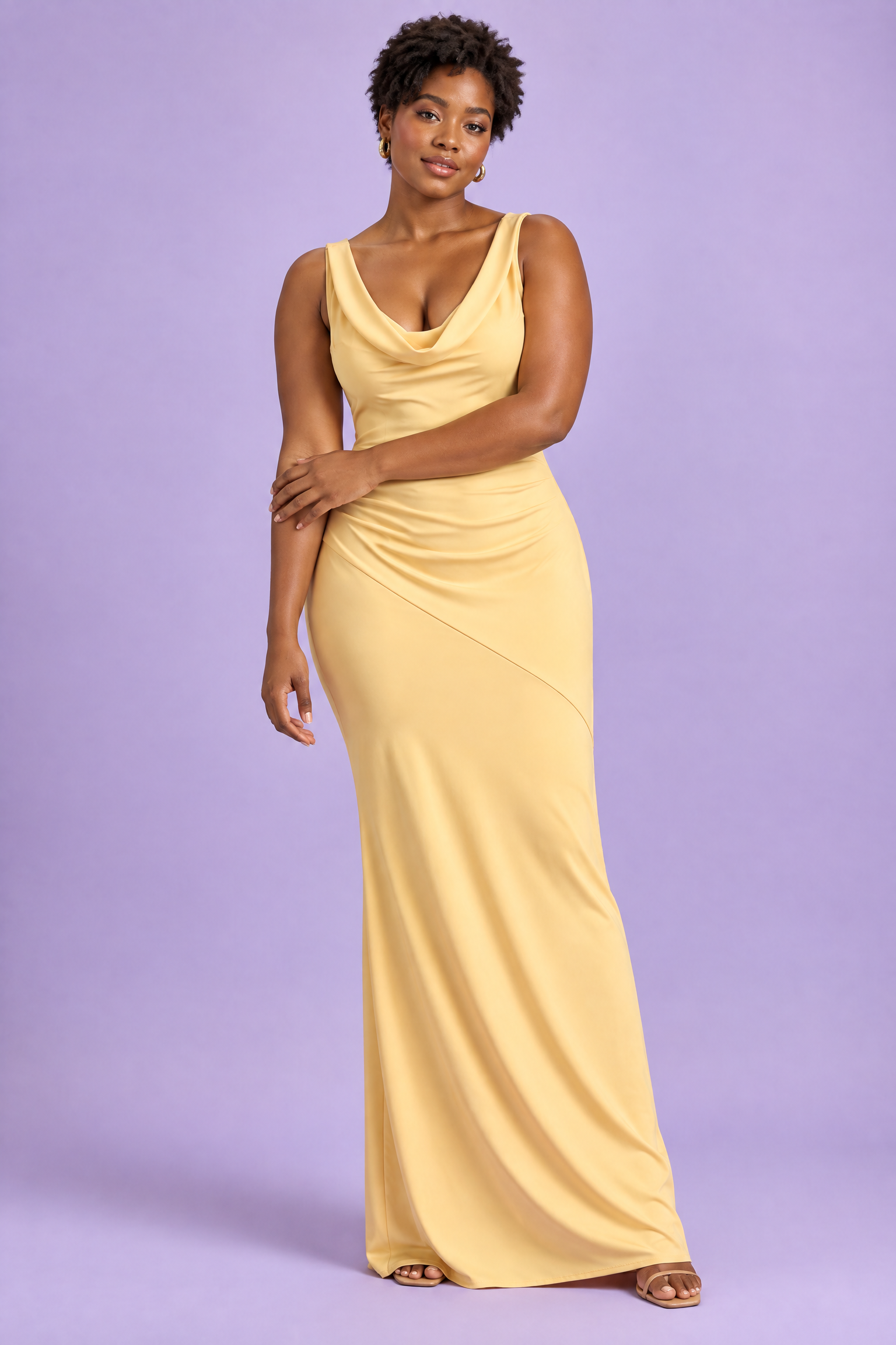 Robe longue asymétrique torsadée jaune | Porté sur une silhouette plus ronde | Lounelle Paris