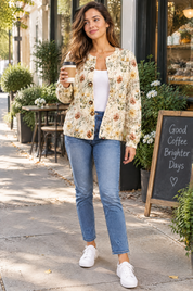 Cardigan fleuri boutonné crème | Photo lifestyle | Lounelle Paris